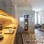 Side Luxury Steps To The Lela - Happy Lejlighed